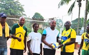Coopération : Remise de matériel didactique à Koulamoutou par Mangasport