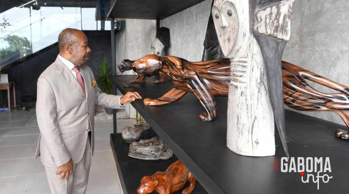 Ali Bongo visite le nouveau showroom « Akiba Wood Furniture » à Akanda
