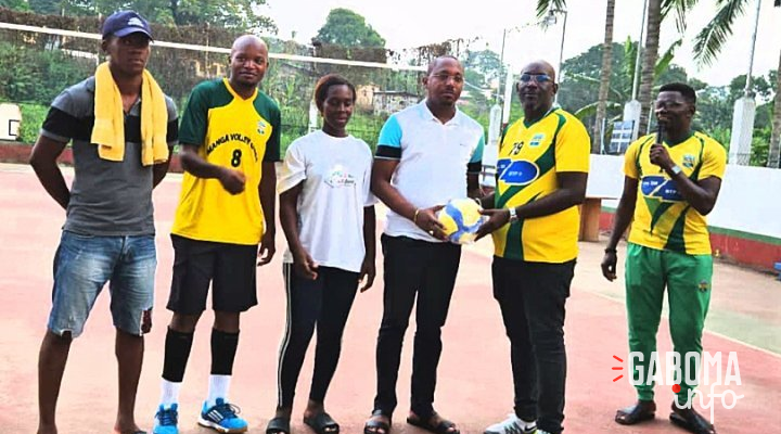 Coopération : Remise de matériel didactique à Koulamoutou par Mangasport