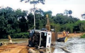 Mandji : Un camion d’Olam se renverse dans la rivière Doubanzi